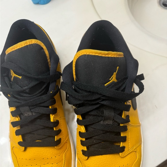 Size 10 Air Jordan 1 low yellow and black men’s - Picture 1 of 5